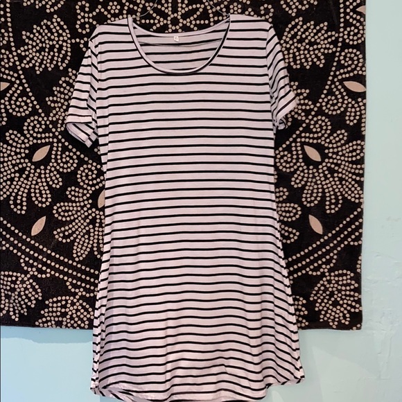 Dresses & Skirts - Black and white casual dress